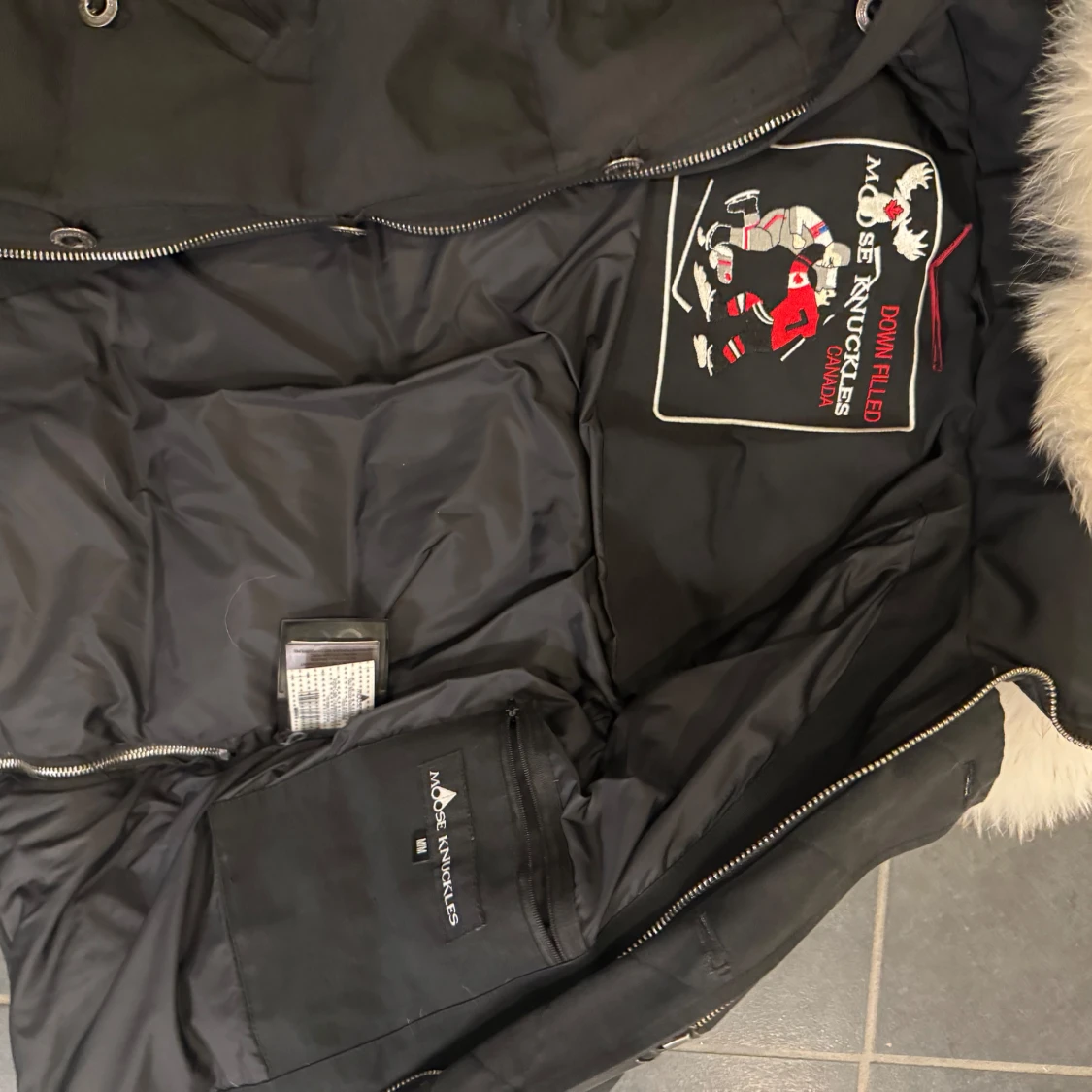 Svart dunjacka med päls från Moose Knuckles - 92