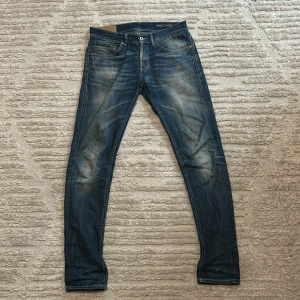 Dondup jeans George - Dondup jeans med en slim passform och riktigt snygg tvätt. 