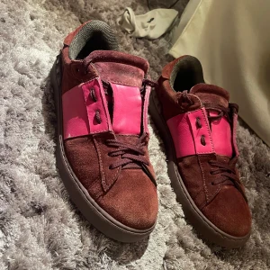 Valentino open - En speciell design på Valention open, vinröd med röd linje. Nypris 7000kr mitt pris 1199kr 😝‼️. Skicket är mycket bra och passar extremt bra till svarta och röda outfits, eller outfits som behöver lite färg samt glädje 🤩 Hör av er vid frågor😊‼️🤞