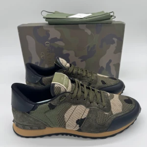 VALENTINO ROCKRUNNERS - - Valentino Rockrunners- Skick: 10/10 - Tillbehör: Dustbag - Storlek 44 - Nypris ca 7500kr // DeluxeCloset