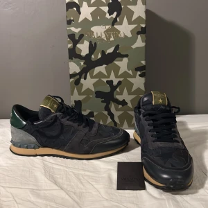 Valentino Rockrunner - Valentino rockrunners i väldigt bra skick, skicket är i 8,7/10! Storlek 43! Box extra nitar tillkommer även! Bara och skriva! Byte kan vara intressant! 