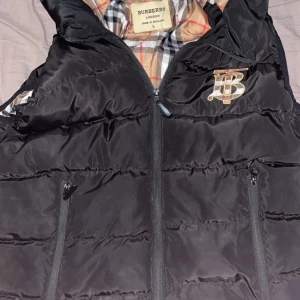 Svsrt berburry väst  - Berburry väst storlek L väldigt bra skick skriv vid mer info