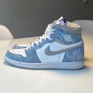 Jordan 1 High Hyper Royal -  Tjena! Stiliga sneakers som passar med allt. Nypris: 5500kr. Storlek: 45. Pris kan sjävklart diskuteras!