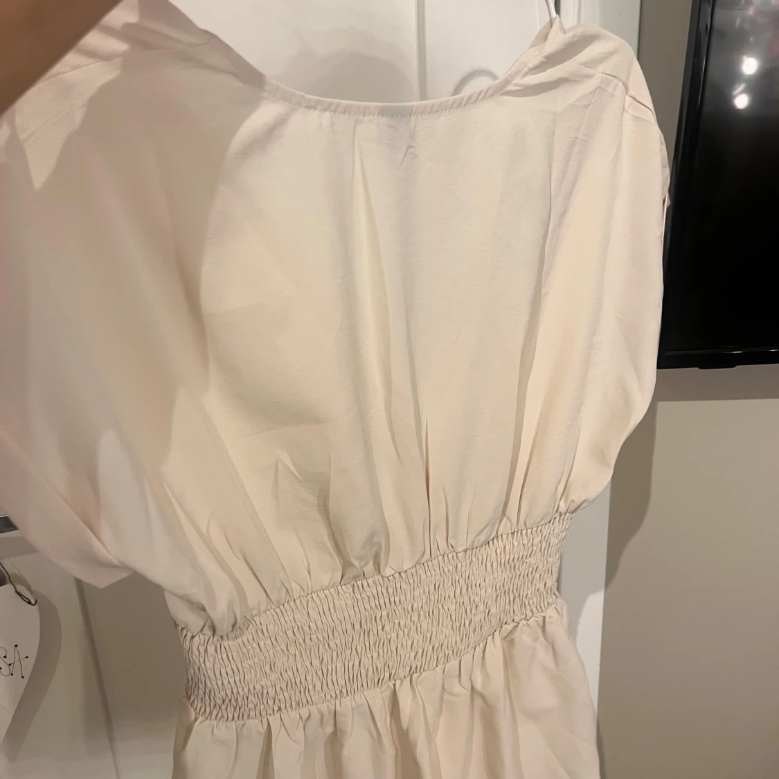 Beige blus med v-ringning - 90
