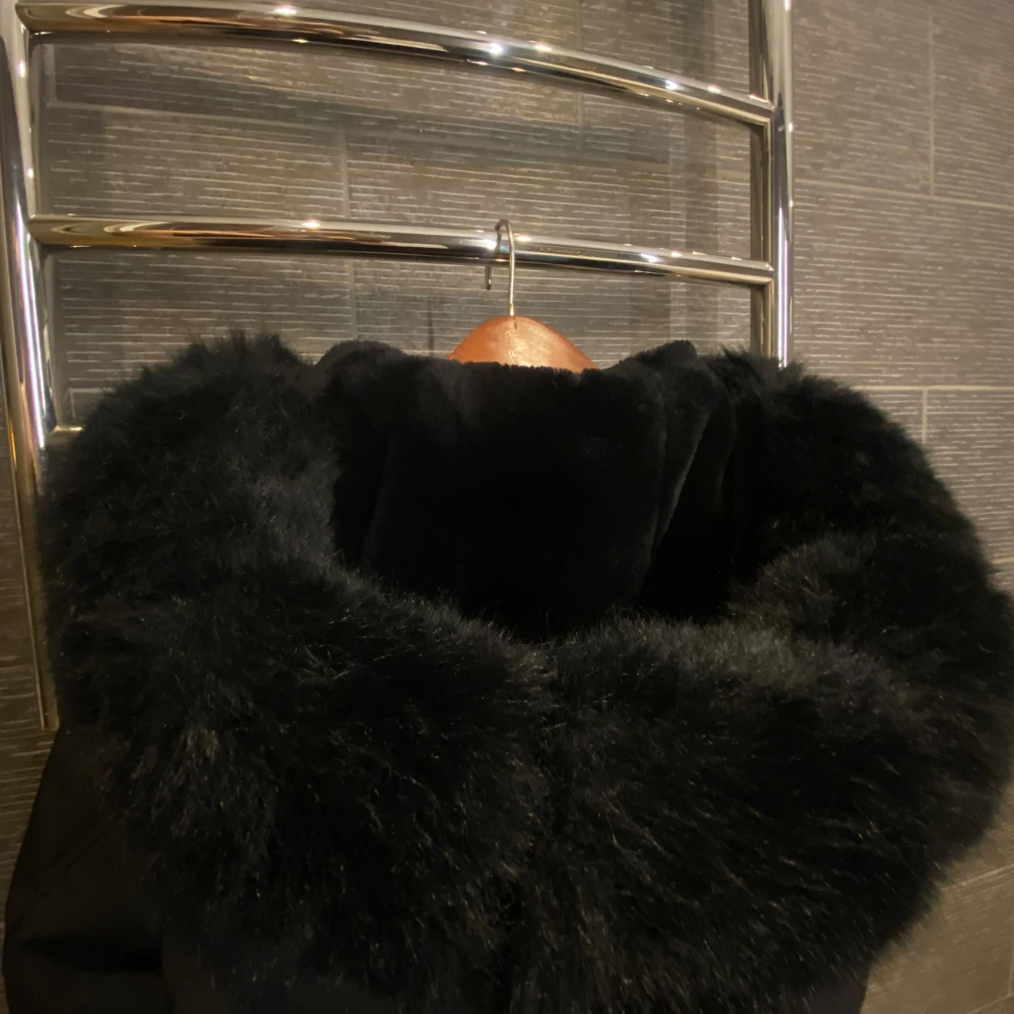 Svart parkajacka med pälsdetaljer från Hollies - 90