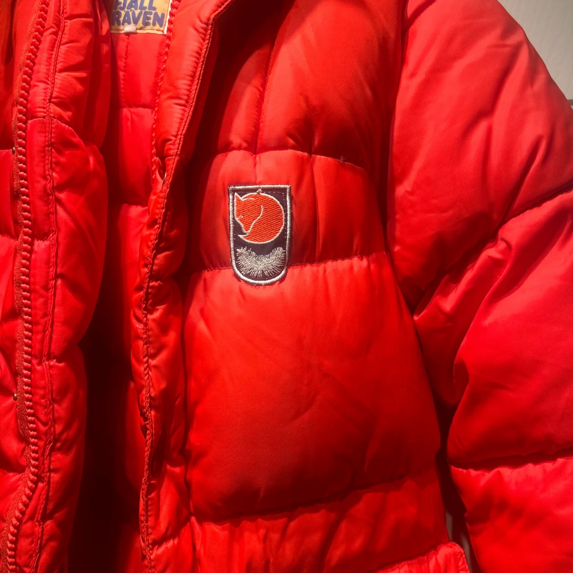 Röd dunjacka från Fjällräven - 90