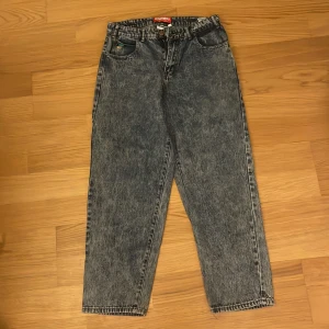 Santosuosos baggy - Säljer ett par byxor från Junkyard med original pris -1299. Jätte bra skick, använt en gång.