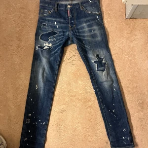 Dsquared2 jeans  - Säljer denna jeansen pga den passar inte mig längre. Har använt de 3 gånger sen köpet. Vilket betyder den är ny skick. Pris går och diskuteras 