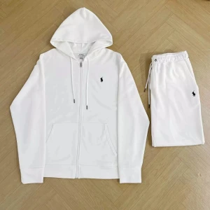 Hoodie och byxor från Ralph Lauren - Snyggt set med hoodie och matchande byxor från Ralph Lauren. Finns i flera färger: vit, röd, grå och svart. Hoodien har dragkedja och en liten logotyp på bröstet. Perfekt för en avslappnad stil.