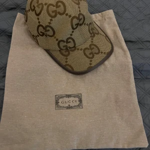 Beige keps från Gucci - Gucci keps jumbo den är bra skick och har påse och den är skön o fin att ha på sig det är bara att skriva om man undrar något😃