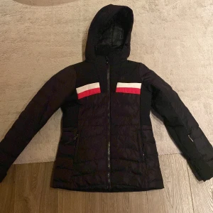 Skidjacka - Jätte snygg skidjacka som inte kommer till användning längre! Fint skick! Säljes tidigaste april