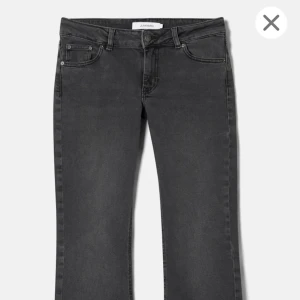 Svarta bootcut jeans - Snygga svarta bootcut jeans med en klassisk design.  jeansen är för korta på mig och ser lite konstigt ut när jag sätter på mig dom skriv då gärna om du vill ha fler bilder ❤️