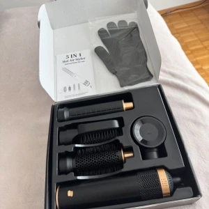 5 i 1 stylingverktyg - Säljer ett 5 i 1 stylingverktyg med olika tillbehör för hårstyling. Inkluderar flera borsthuvuden och en även en värme handske!! Perfekt för att skapa både blow out, rakt och lockigt hår. Säljer då jag fick en annan i julklapp och därav hann denna inte komma till andvändning (se bild 3)!! PRIS KAN DISKUTERAS!!❤️