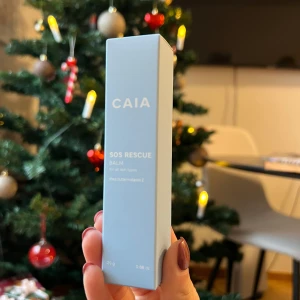 SOS Rescue Lip Balm från CAIA - SOS Rescue Lip Balm från CAIA, ett läppbalsam som låser in fukt och mjukar upp torra läppar. Limited edition och säljs ej på hemsidan. Helt försluten/oöppnad. Säljs för 170kr exkl frakt! 