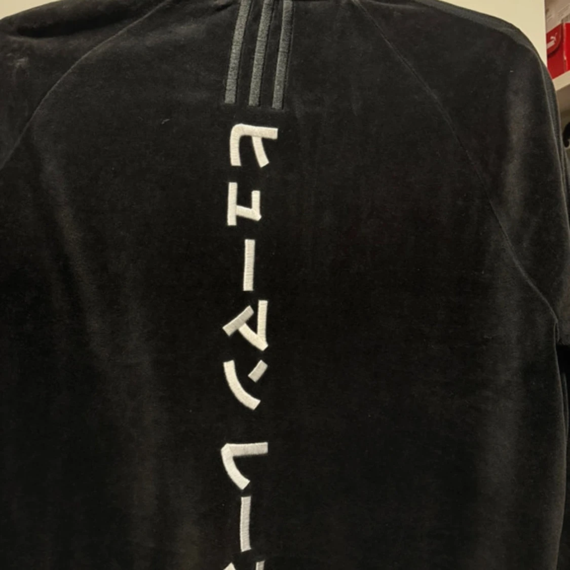 Svart jacka från Adidas x Pharrell Williams - 90