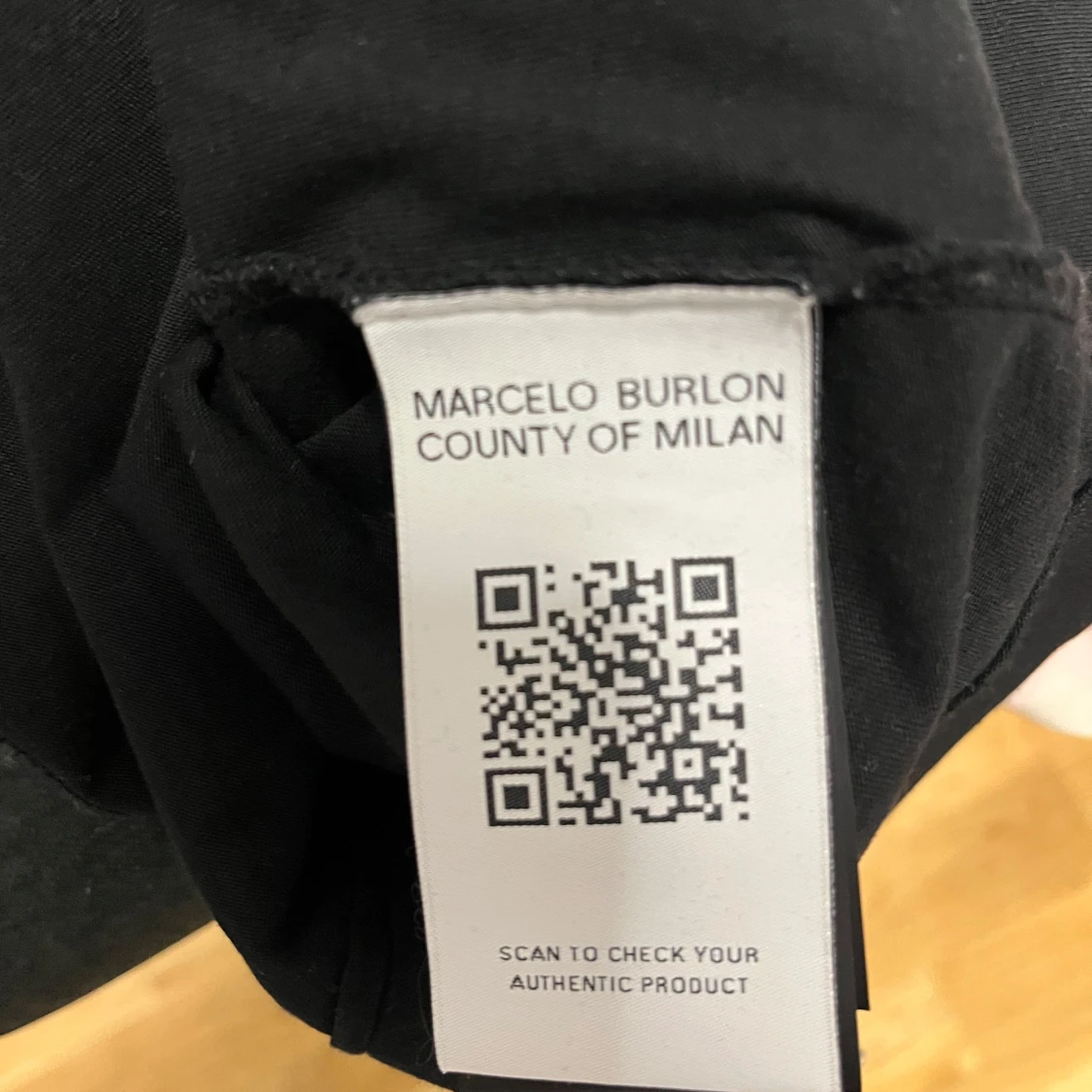 Svart t-shirt med färgglatt mönster från Marcelo Burlon - 91