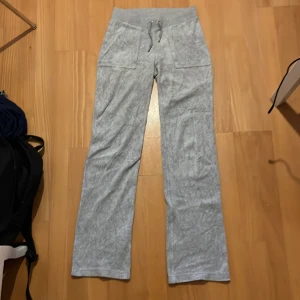 Grå juicy byxor - Säljer ett par gråa juicy byxor då de inte kommer till andvändning. 