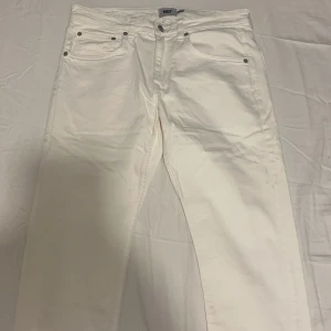 Vita jeans - Oanvänd! Slim fit