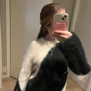 Svart och vit tröja från & Other Stories - Säljer min älskade & other stories tröja. Den är superskön och väldigt trendig. Den är helt slutsåld på hela hemsidan. Den är långärmad och gjord i ett mjukt material som känns skönt mot huden. 