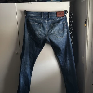 Blå jeans från Replay - Snygga blå jeans från Replay! Säljer endast eftersom dem är lite för stora för mig, dem är bara använda ett fåtal gånger. Storlek W33 L30. Passar ej priset lämna gärna ett prisförslag!