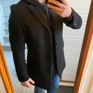 J.Lindeberg Rock - Säljer denna riktigt stilrena svarta rocken från J.Lindeberg då den är för liten för mig, passar perfekt nu till vintern! Den är sparsamt använd och i bra skick. Storlek 48, skulle säga att den passar mellan small och medium. Skriv gärna om du har frågor eller prisförslag! 