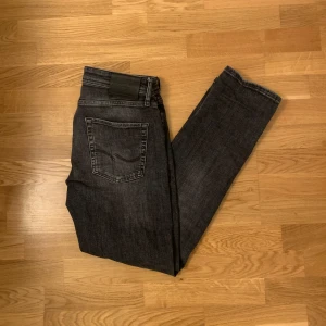 Svarta/grå Jack and Jones jeans - J&J jeans i storlek 30/32. Grå med en schysst tvätt. NYPRIS: 899Kr ✅ Hör av er vid frågor. Använda 3 gånger