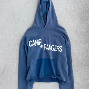 MUDG camp rangers hoodie  - Säljer denna mudg hoodie med camp rangers print i storlek m som är helt slutsåld. Storlek M sitter boxy/ cropped. Skriv för mer info/ bilder. . Kvitto medföljer. Väldigt bra skick. Camp ranger hoodie, mudg hoodie