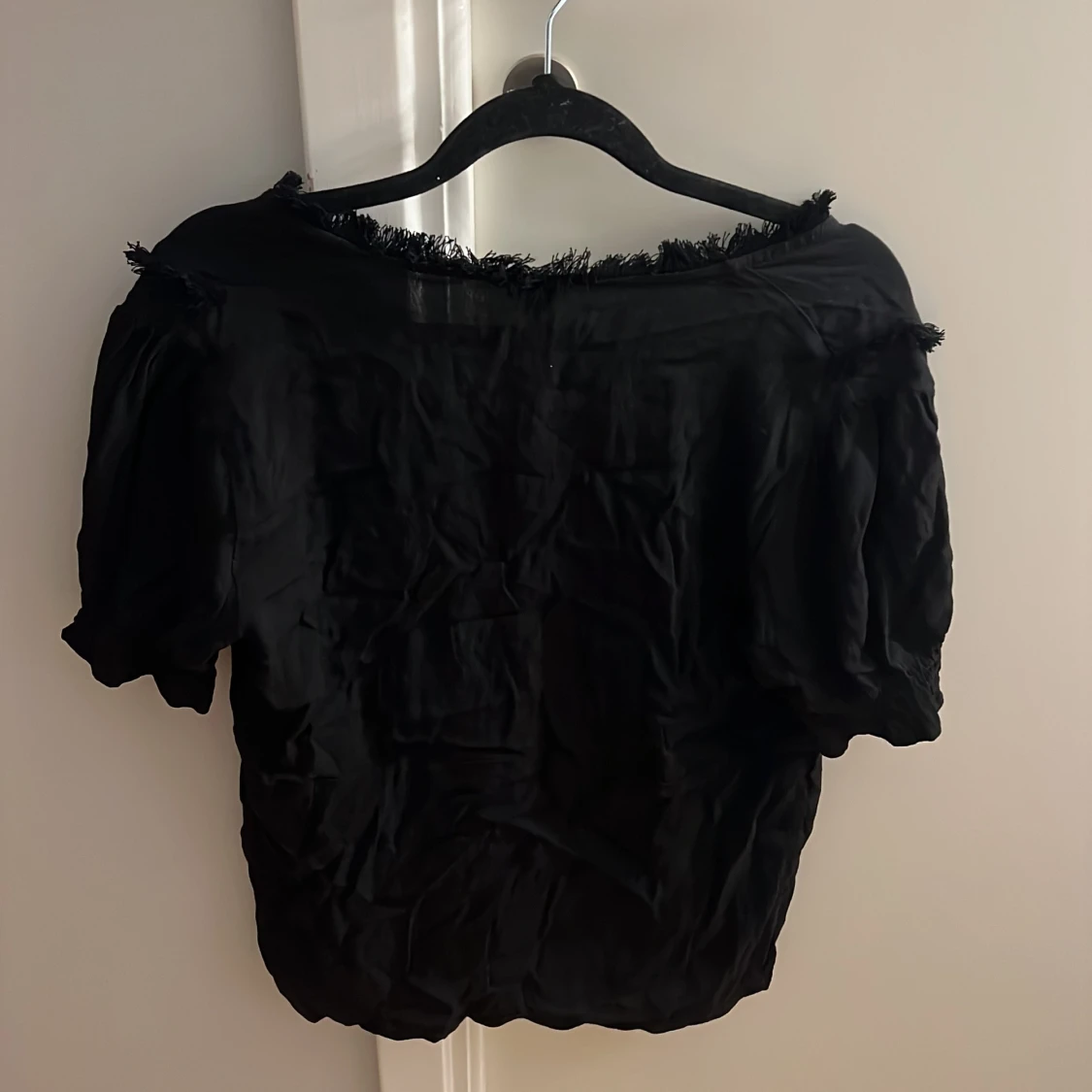 Svart topp med fransdetaljer - 92