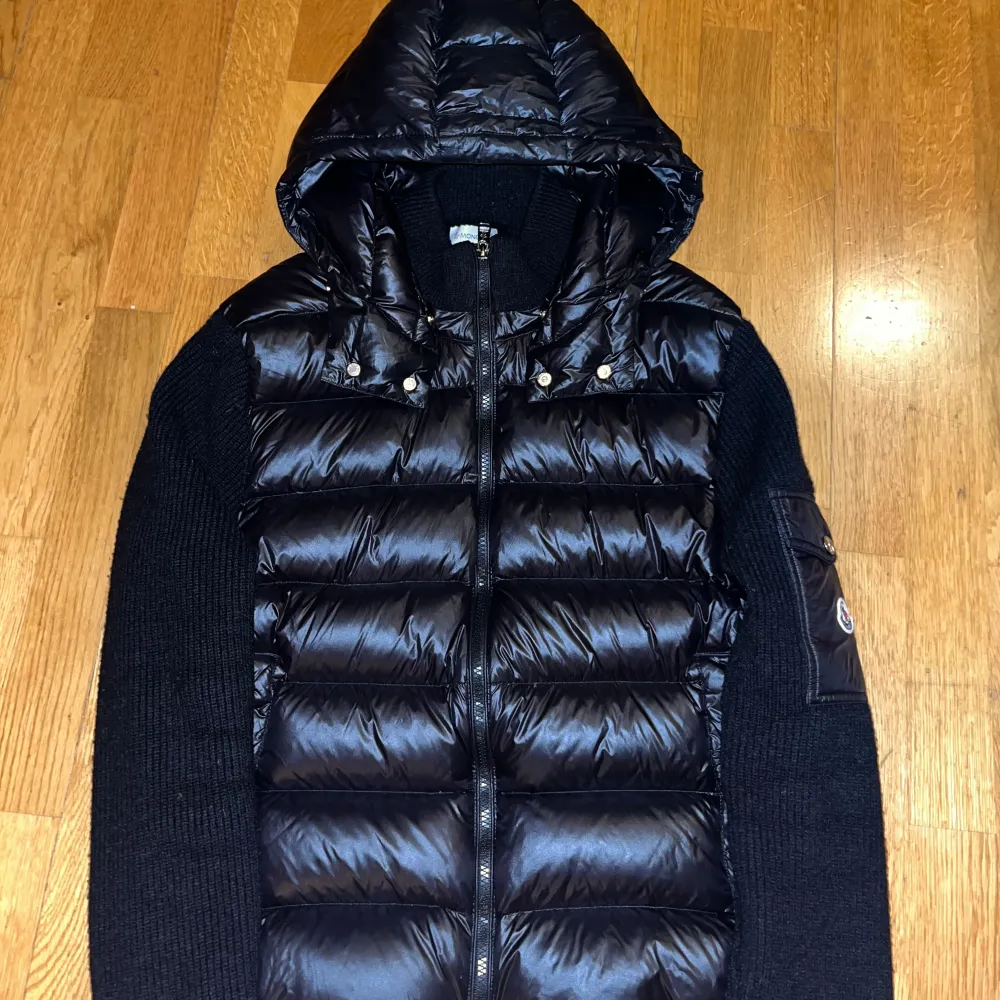 Moncler cardigan i storlek XL men den är mer som en M/L (ganska små i storlekarna).🤗Säljer då den inte kommer till användning längre. Köpt här från plick. Hör av er om det finns frågor.🙀. Tröjor & Koftor.