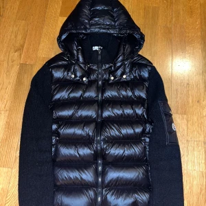 Moncler Cardigan - Moncler cardigan i storlek XL men den är mer som en M/L (ganska små i storlekarna).😫Säljer då den inte kommer till användning längre. Köpt här från plick. Hör av er om det finns frågor.🙀