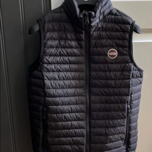 Colmar väst svart - Nyss inköpt Colmar väst i nyskick för 1000 kr, men tyvärr var storlek 158cm för liten för 13-åring 164cm lång. Nyskick endast provad. 