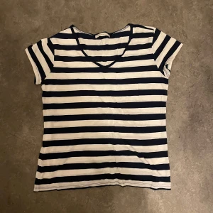 vringad randig tshirt - köpt utomlands och är tunnare, perfekt för sommarväder. ränderna är blåare än på första bilden (se bild 2)