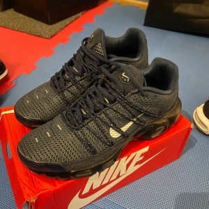 Nike sneakers i marinblått - Säljer ett par snygga Nike sneakers i marinblått. De har en cool design med snörning och en bekväm passform. Perfekta för både träning och vardagsbruk. Skorna är i nyskick och kommer i originalkartong.