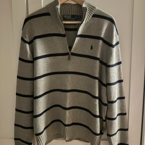 Ralph Lauren Half zip - Säljer denna Half zip från Ralph Lauren | Perfekt skick | Storlek Large men passar även Medium | Tröjan är lite insydd vid midjan för bättre passform | Bara att höra av dig vid fundering