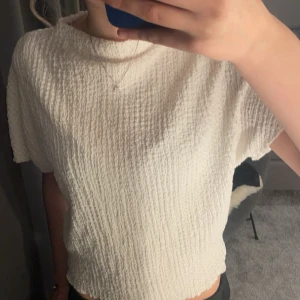 Vit Zara tröja - Säljer min jätte snygga zara tröja nu för jag aldrig använder den😊 Inga fläckar eller hål eller nått den är då som sagt typ aldrig använd