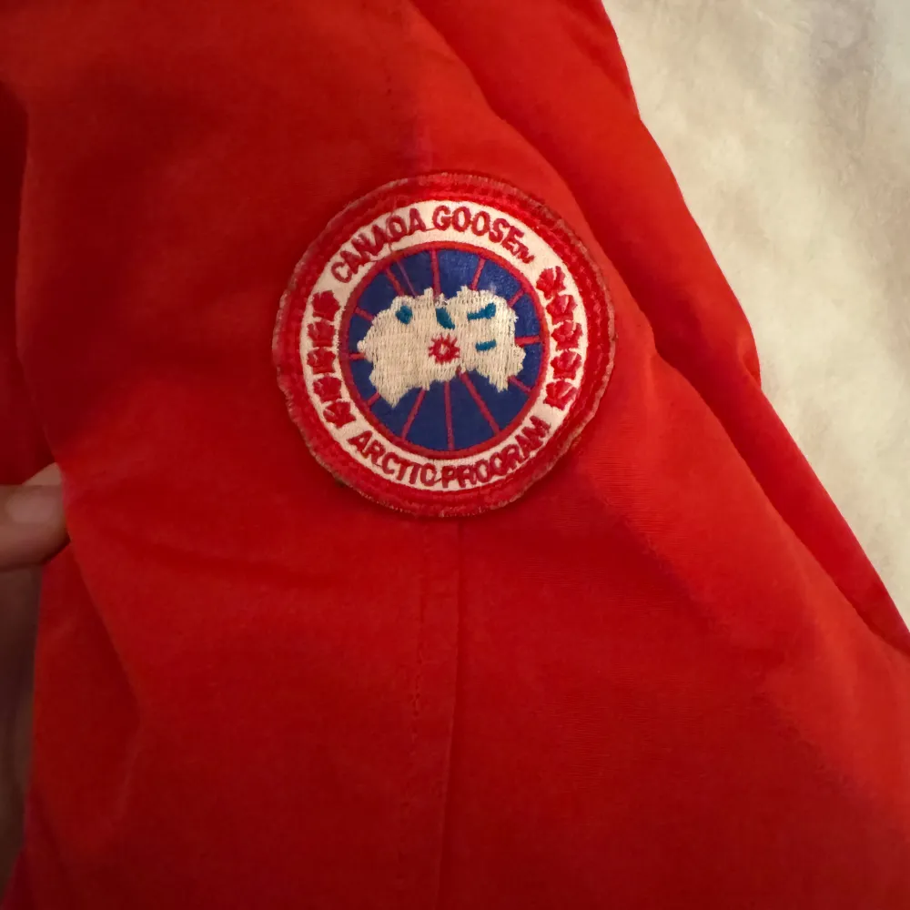 Den har några år på nacken en äldre modell av canada goose jackorna men väldigt fin o unik med äkta päls säljer den då den är liten på mig.. Takit.