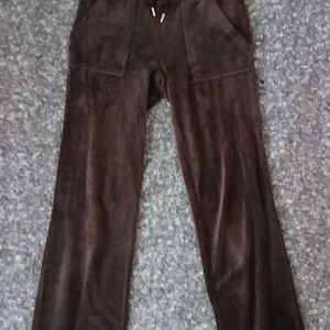 Juicy couture  - Bruna juicy mjukisbyxor i storleken xxs. Pyttelitet hål mellan bena.