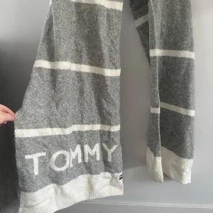 tommy hilfiger halsduk  - tommy hilfiger halsduk i nyskick, aldrig använd 
