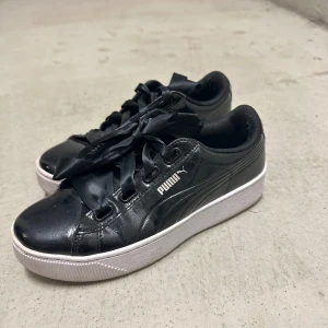 Puma damsko - Svarta pumaskor i mycket fint skick.