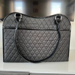 Kattväska - Mått: L 37 x B 18 x H 29 cm Styling, elegant katt eller valp väska. Säljer då min katt är för stor för den. Använd den enbart 3-4 gånger 