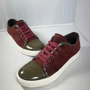 Lanvin - Säljer mina lanvins som är i bra skick och har som har helt nya snörren ett par gråa snören följer även med.