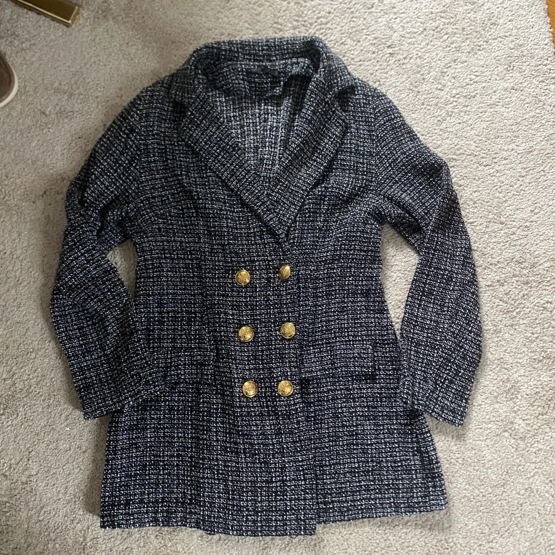 Snygg kavaj med guldknappar