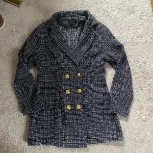 Snygg kavaj med guldknappar - Fin kavaj med guldknappar i strl 40 men upplevs som 38, i använt skick