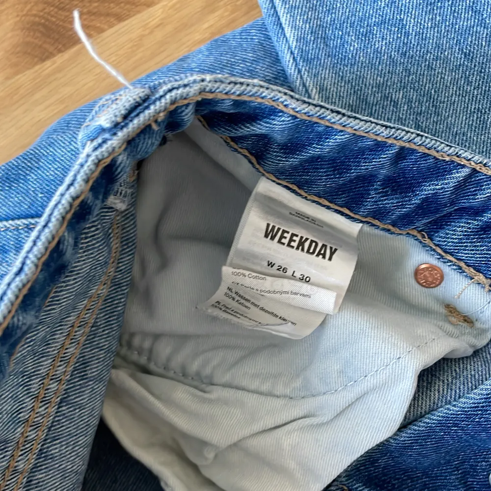 Blåa jeans från weekday jätte bra skick har andvända max 3 gånger, i storlek 26/30 hör av dig vid fler frågor. Jeans & Byxor.