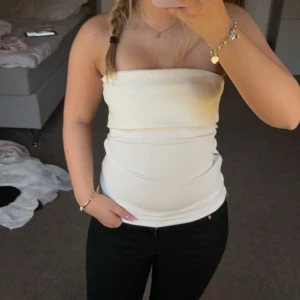 Vit topp - Säljer då den tyvärr blivit för liten!