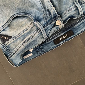 Replay anbass  - Tjena! Fick hem jeansen och insåg att de var för små på mig och säljer därför vidare dem. Inga defekter finns på plagget vad jag ser