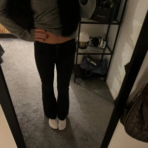 crocker lågmidjade jeans  - säljer dessa superfina svarta lågmidjade jeans från crocker som inte finns kvar! passar mig som vanligtvis är storlek 36🤍