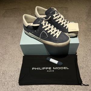 Philippe Model  - Säljer dessa riktigt schyssta Philippe Models i stl 42. Oanvända och allt OG medkommer, tag sitter kvar på skorn och är redo för att användas.