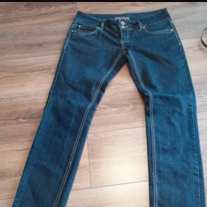Blåa lågmidjade jeans  - Säljer dessa blå raka lågmidjade jeans som är köpta på vinted. Säljer då de dessvärre inte var i min smak.