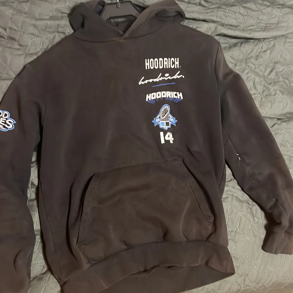 Hoodien är i stolek s man passar även m. Hoodies.